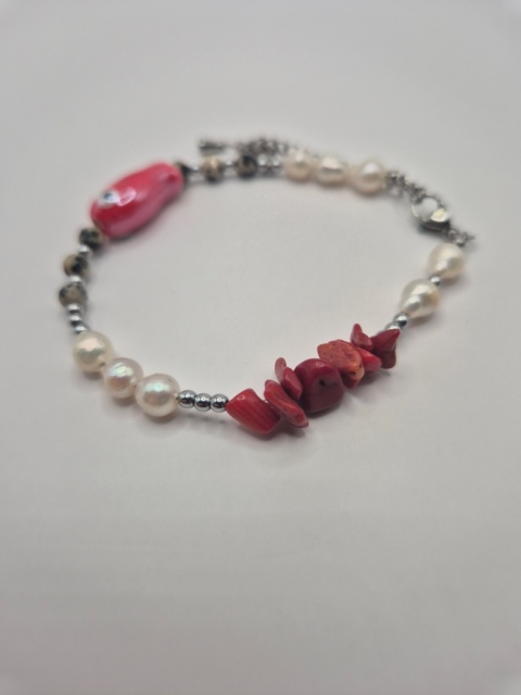 Bransoletka 'czerwona rybka' z jasipsem dalmatyńskim, koralem i perłą
