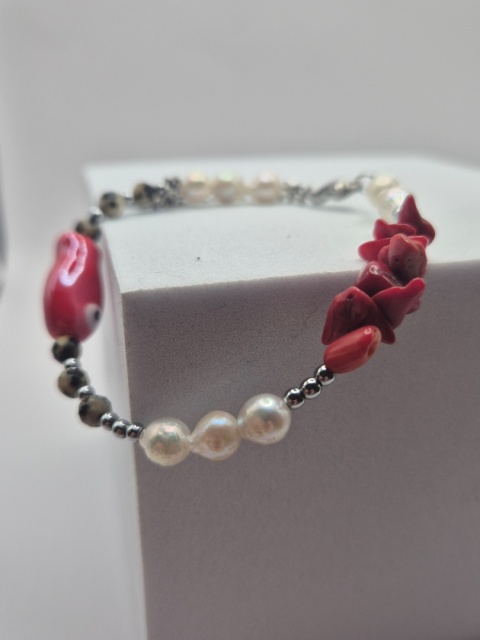Bransoletka 'czerwona rybka' z jasipsem dalmatyńskim, koralem i perłą