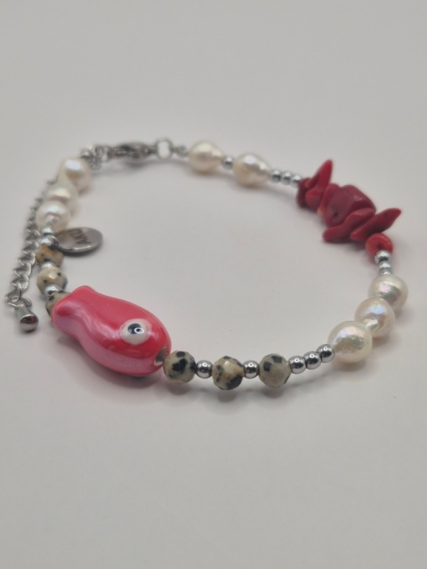 Bransoletka 'czerwona rybka' z jasipsem dalmatyńskim, koralem i perłą