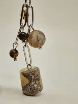 Kolczyki bursztynowe artystyczne z łańcuchami i matowym bursztynem