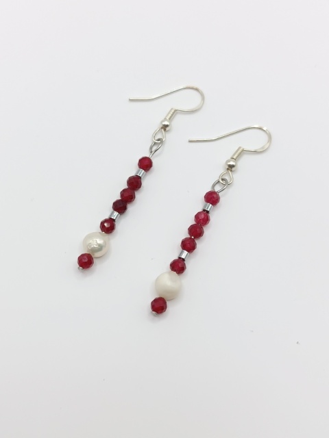 Kolczyki słupki z rubinów i pereł