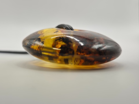 Naszyjnik duże bursztynowe koło na rzemieniu