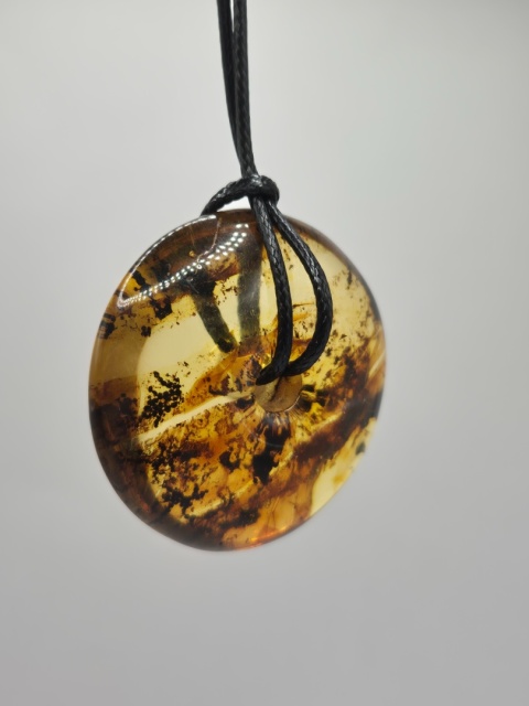 Naszyjnik duże bursztynowe koło na rzemieniu