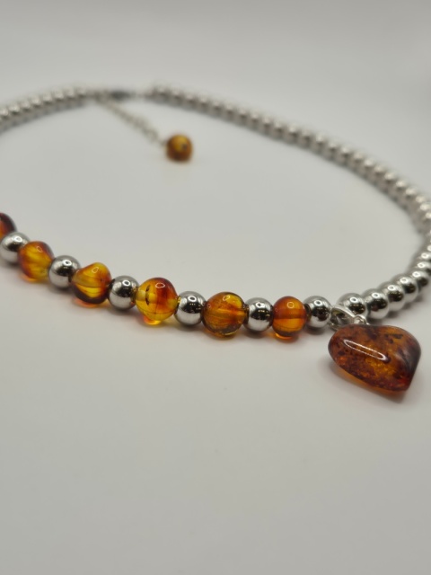 Naszyjnik z bursztynowym serduszkiem