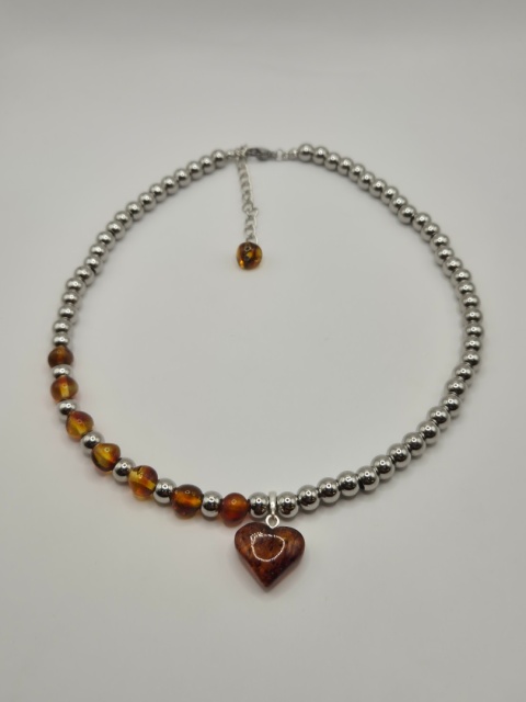 Naszyjnik z bursztynowym serduszkiem