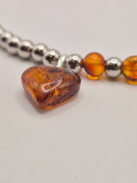 Naszyjnik z bursztynowym serduszkiem