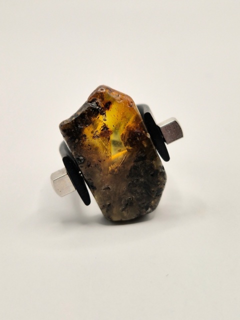 Nowoczesny pierścionek z naturalnym bursztynem