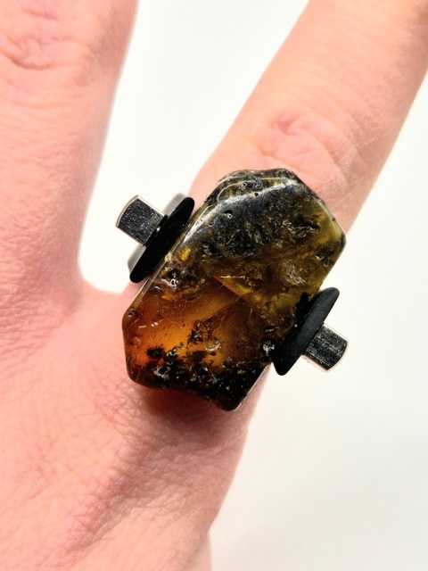 Nowoczesny pierścionek z naturalnym bursztynem