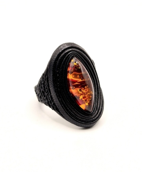 Pierścionek skórzano-bursztynowy oko