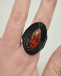 Pierścionek skórzano-bursztynowy oko