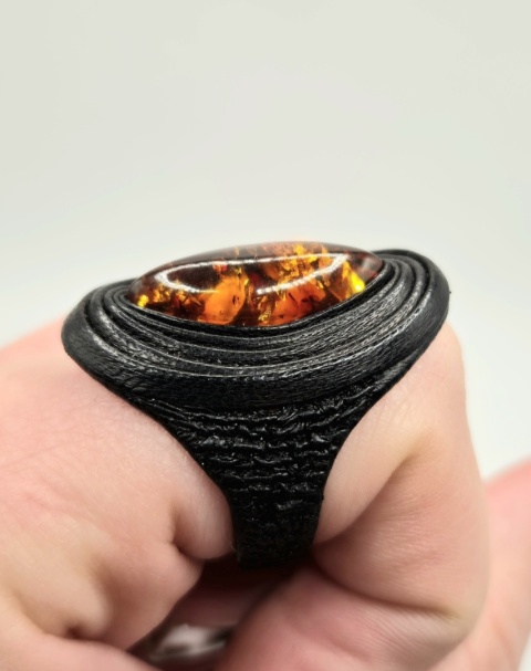 Pierścionek skórzano-bursztynowy oko