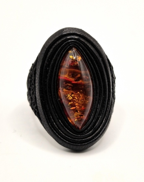 Pierścionek skórzano-bursztynowy oko