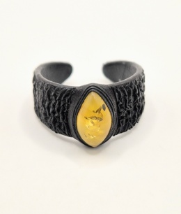 Pierścionek skórzano-bursztynowy z drobnym jasnym oczkiem