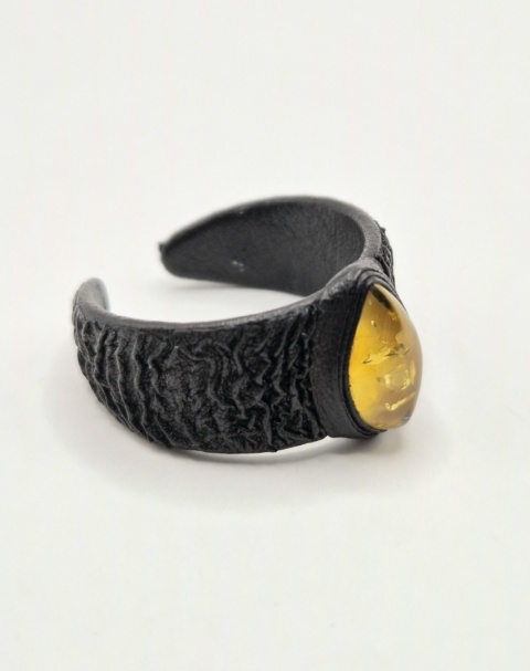 Pierścionek skórzano-bursztynowy z drobnym jasnym oczkiem