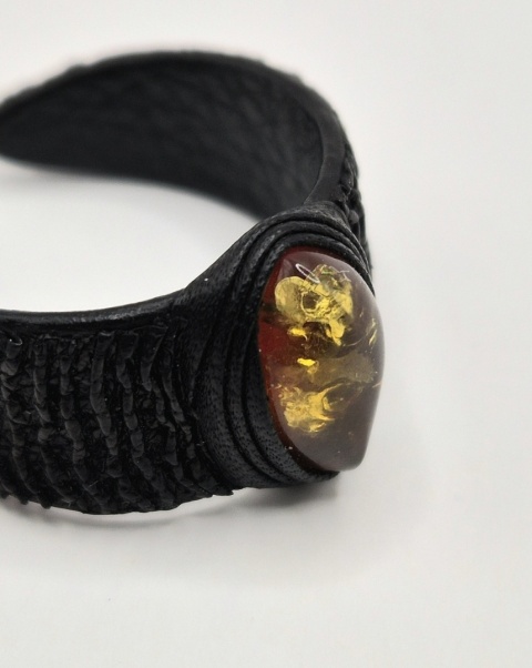 Pierścionek skórzano-bursztynowy z koniakowym drobnym oczkiem