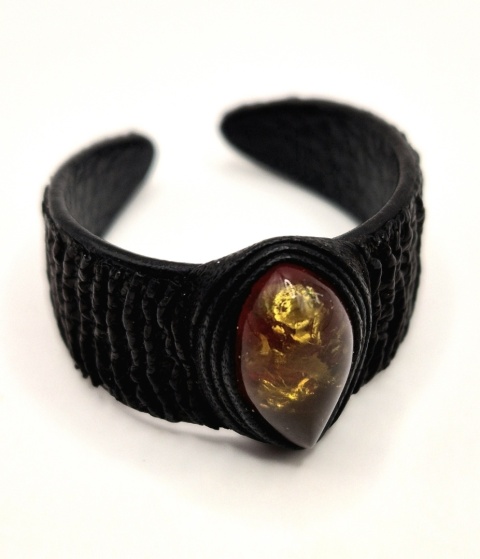 Pierścionek skórzano-bursztynowy z koniakowym drobnym oczkiem