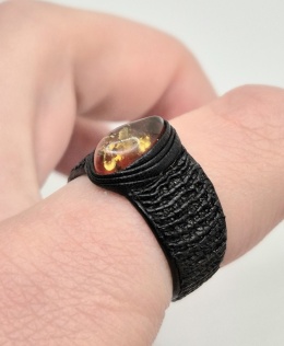 Pierścionek skórzano-bursztynowy z koniakowym drobnym oczkiem