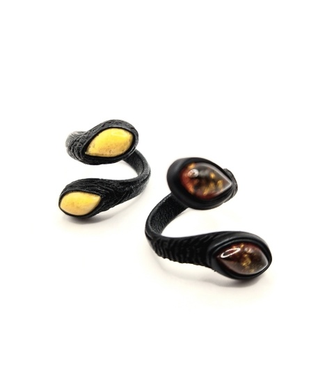 Pierścionek skórzany "wężyk" z dwoma ciemnymi bursztynami