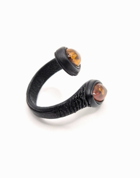 Pierścionek skórzany "wężyk" z dwoma ciemnymi bursztynami