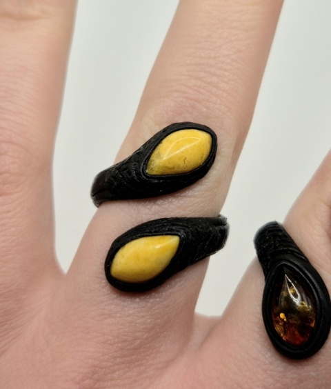 Pierścionek skórzany "wężyk" z dwoma jasnymi bursztynami