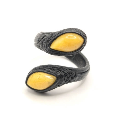 Pierścionek skórzany "wężyk" z dwoma jasnymi bursztynami