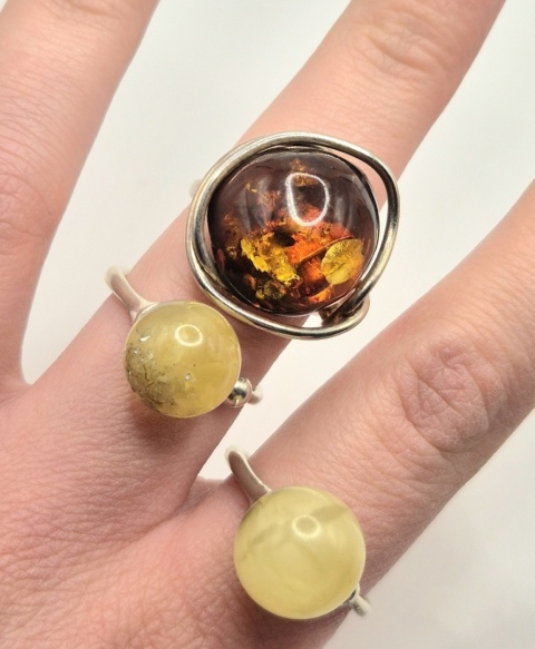 Pierścionek z mleczną bursztynową kulą