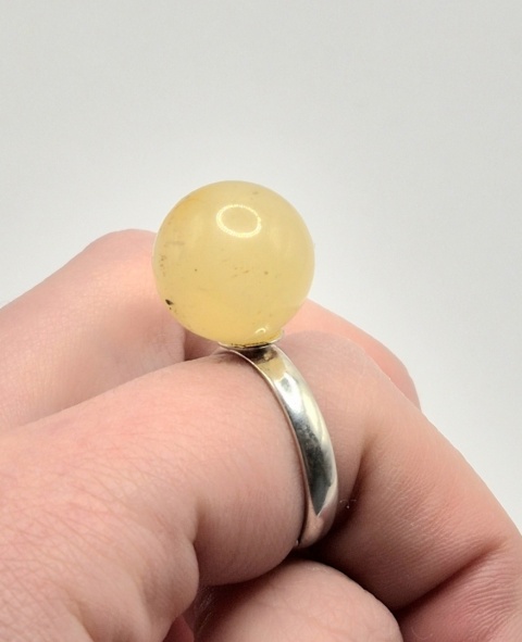Pierścionek z mleczną bursztynową kulą