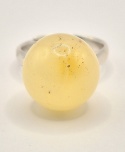 Pierścionek z mleczną bursztynową kulą