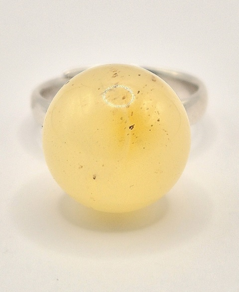 Pierścionek z mleczną bursztynową kulą