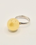 Pierścionek z mleczną bursztynową kulą