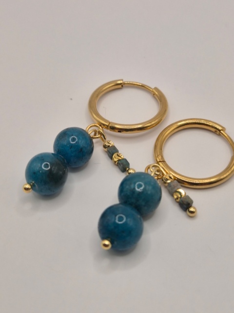 Kolczyki kuleczki z apatytu na złotych kółeczkach