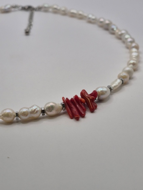 Naszyjnik wodny skarb z nieregularnych pereł słodkowodnych i koralu