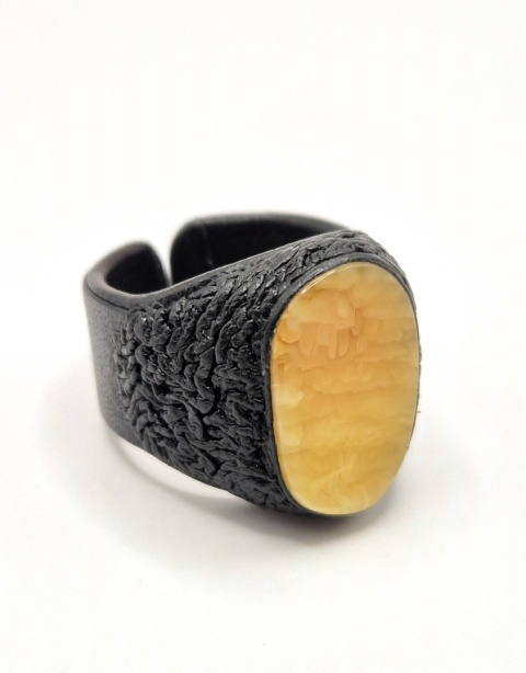 Pierścionek skórzany z jasnym mlecznym owalnym bursztynem