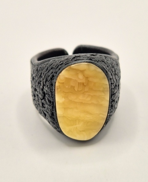 Pierścionek skórzany z jasnym mlecznym owalnym bursztynem