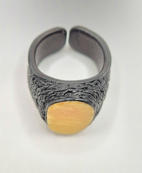Pierścionek skórzany z jasnym mlecznym owalnym bursztynem