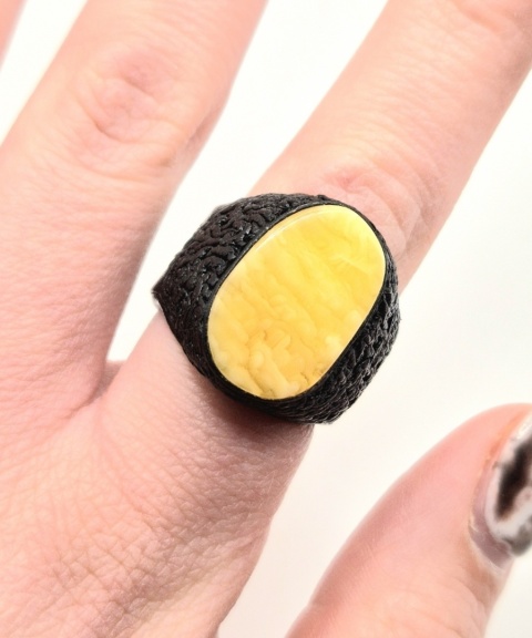 Pierścionek skórzany z jasnym mlecznym owalnym bursztynem