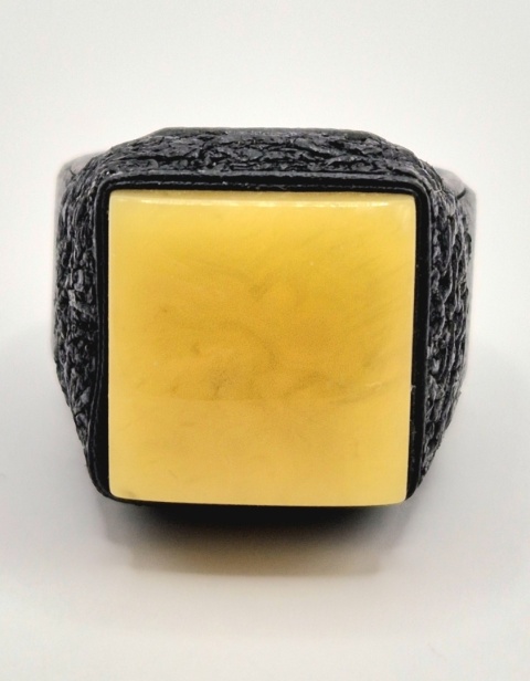 Skórzany Pierścionek z Bursztynem w kształcie kwadratu