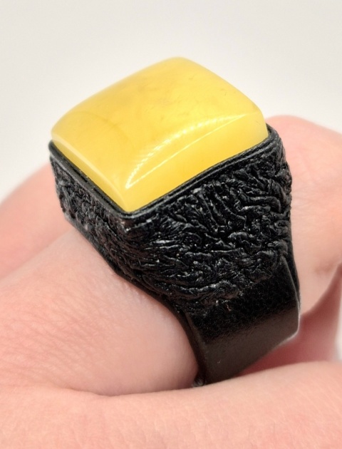 Skórzany Pierścionek z Bursztynem w kształcie kwadratu