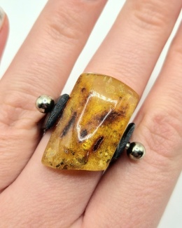 Nowoczesny pierścionek z naturalnym bursztynem osadzonym w lekkiej oprawie z tworzywa i stali szlachetnej