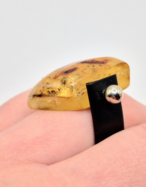 Nowoczesny pierścionek z naturalnym bursztynem osadzonym w lekkiej oprawie z tworzywa i stali szlachetnej