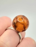 Elegancki pierścionek z naturalnym bursztynem w formie gładkiej kuli