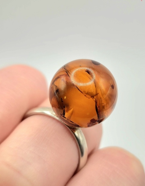 Elegancki pierścionek z naturalnym bursztynem w formie gładkiej kuli