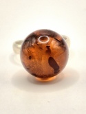 Elegancki pierścionek z naturalnym bursztynem w formie gładkiej kuli