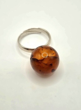 Elegancki pierścionek z naturalnym bursztynem w formie gładkiej kuli