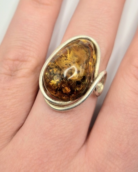 Unikatowy pierścionek z naturalnym bursztynem oprawionym w ręcznie formowaną miedź