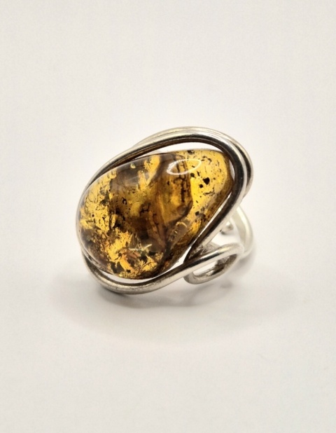 Unikatowy pierścionek z naturalnym bursztynem oprawionym w ręcznie formowaną miedź