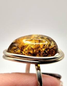 Unikatowy pierścionek z naturalnym bursztynem oprawionym w ręcznie formowaną miedź