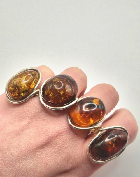 Unikatowy pierścionek z naturalnym bursztynem oprawionym w ręcznie formowaną miedź