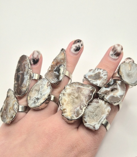 Elegancki pierścionek wykonany ze stali szlachetnej, ozdobiony naturalnym agatem w surowej formie