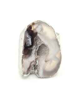 Elegancki pierścionek wykonany ze stali szlachetnej, ozdobiony naturalnym agatem w surowej formie